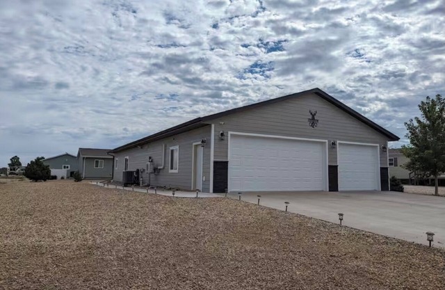 Charming 3-bedroom house with WiFi, AC minutes from Lake Oahe/3 stall garage