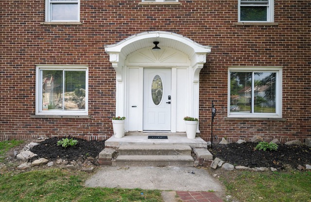 Charming 3-bedroom house with WiFi, AC in wonderful Toledo