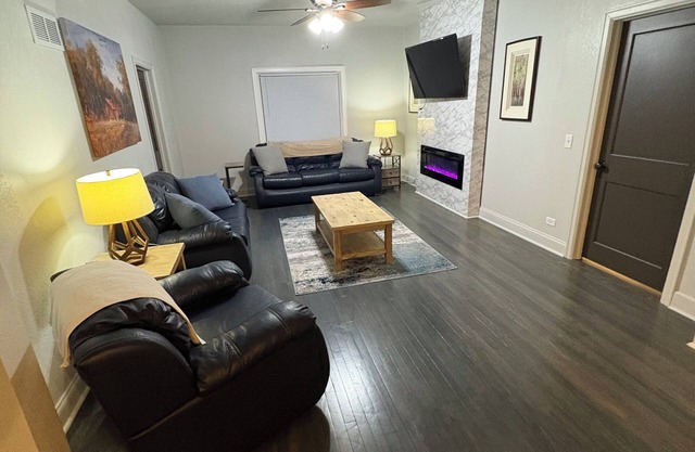 Charming 3-bedroom main floor apartment 5 minutes from Sandlake Wild life refuge