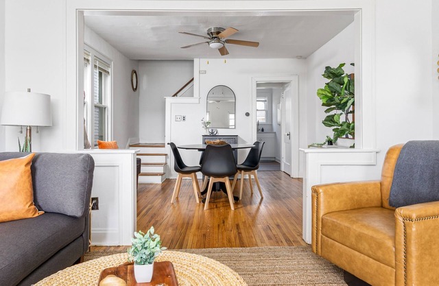 Charming 3 Bedroom Townhome Centrally Located with Great Walkability