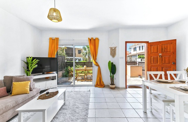 Charming 3-bedroom townhome with WiFi, AC in wonderful Paphos