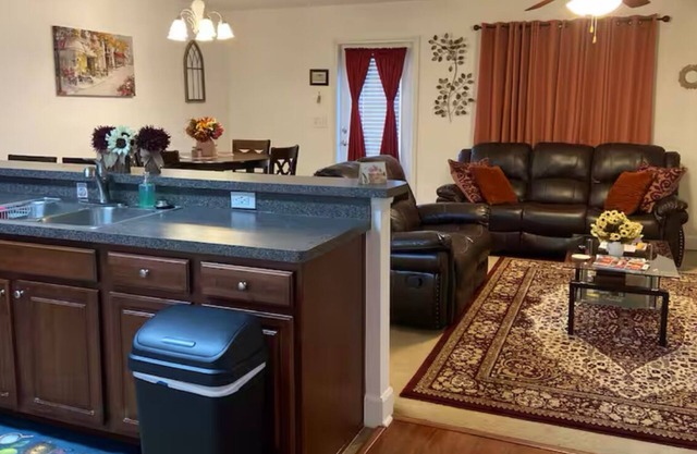 Charming 3-bedroom townhome in Morrow with AC, WiFi.