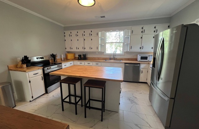 Charming 3 bedroom - Two Blocks from the Fountain