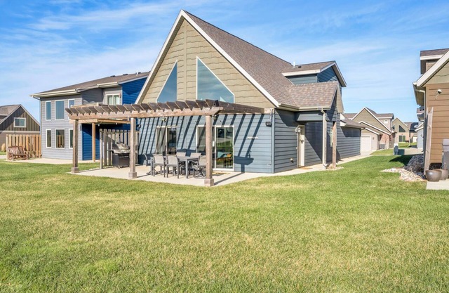 Charming 3-bedroom cabin a heated garage/game room