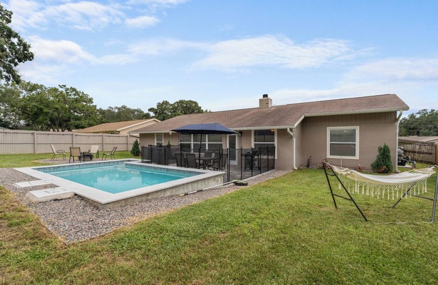 Charming 3-bedroom house with Heated pool mins from beaches