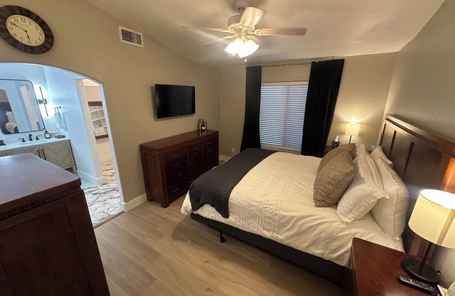 Charming 3-bedroom remodeled farmhouse in welcoming Queen Creek with WiFi, AC,