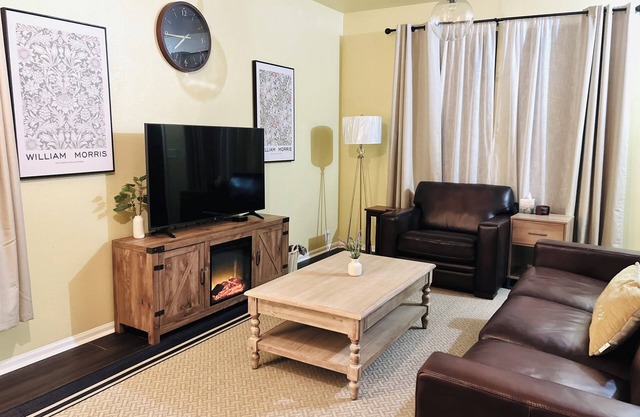 Charming 3-bedroom townhome, BMT Lackland, near SeaWorld, & 15mins to Downtown