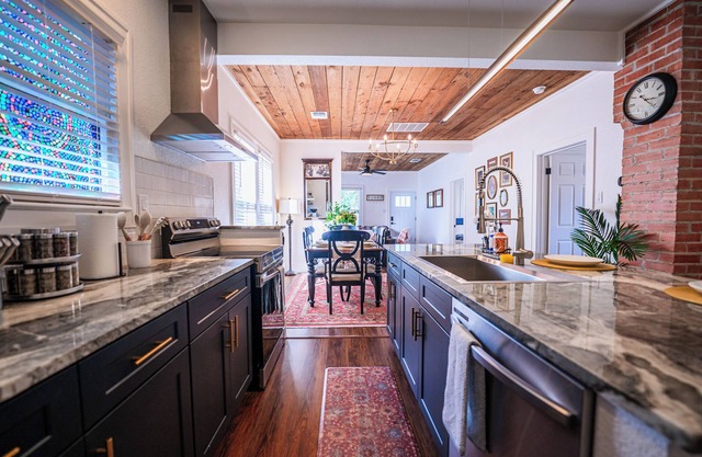 Charming 3-bedroom house with WiFi and AC in San Antonio