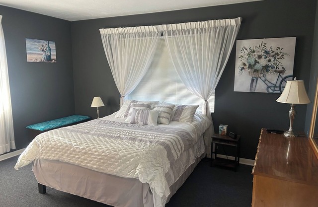 Charming 3-bedroom house with lake views in serene Spring Hill