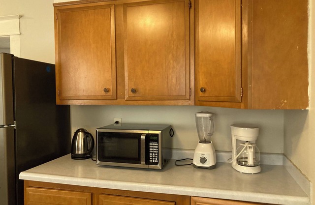 Charming 3-bedroom house with WiFi, AC in delightful Springfield