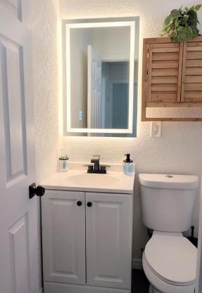 Charming 3 Bedroom House with a Beautiful Pool AC and Wifi in St Petersburg
