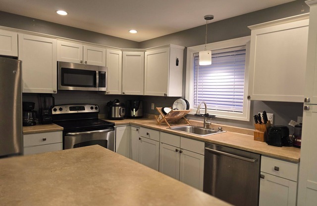 Charming 3-bedroom with WiFi, AC, Office/fitness room in fabulous Bangor.