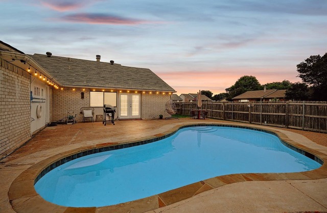 Charming 3 Bedrooms, Escape w Pool, Yard, Foosball