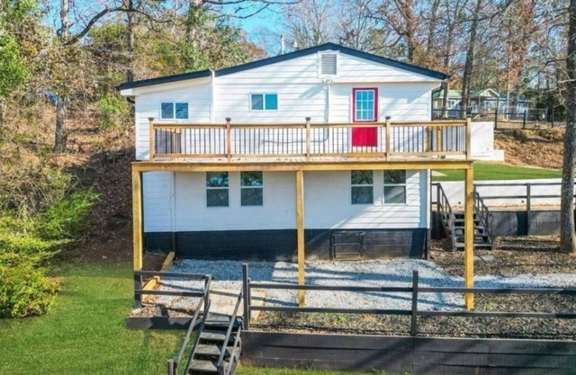 Charming 3-BR/2-BA Waterfront Lake House
