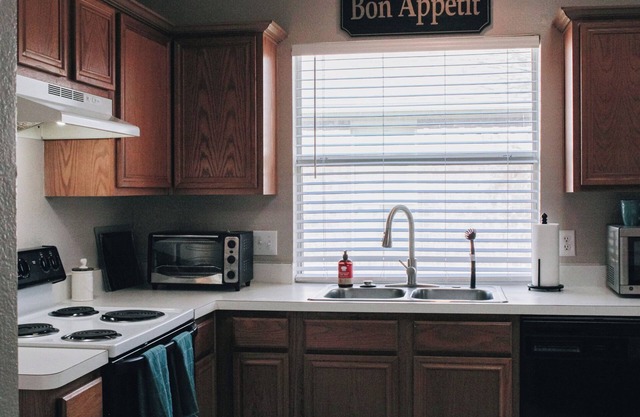 Charming 3-BR house with WiFi, AC in lovely Corinth just minutes from the Lake