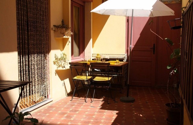 Charming 3 rooms small apartment with patio in village sea side area