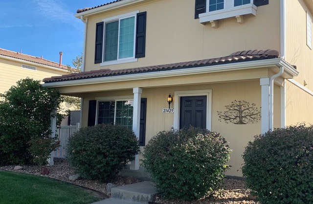 Charming 3bed 2.5 bth, Cozy,close to DIA, 2 Car Garage, Great Back yard AC, WiFi