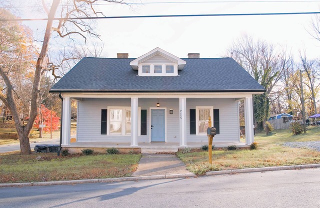 Charming 3BR/2BA Sleeps 6 in Graham, NC has everything you need!