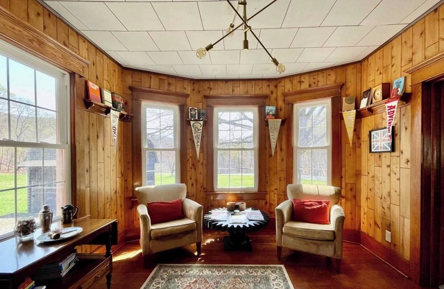 Charming 3BR farmhouse on a quiet country road—pet-friendly, cozy, and close to Callicoon, North Branch Inn & the Cider Mill. Perfect for couples, families, or remote work with a full kitchen, comfy spaces & room to roam.