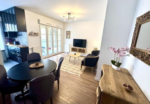 Charming 3BR Apartment with Loggia close to Paris