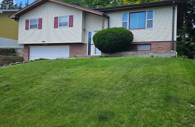 Charming 3BR Home Near Downtown Omaha, Quiet Area + Backyard + Wi-Fi