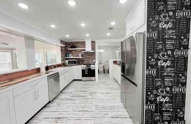 Charming 4/3 Lakehouse W/Pool