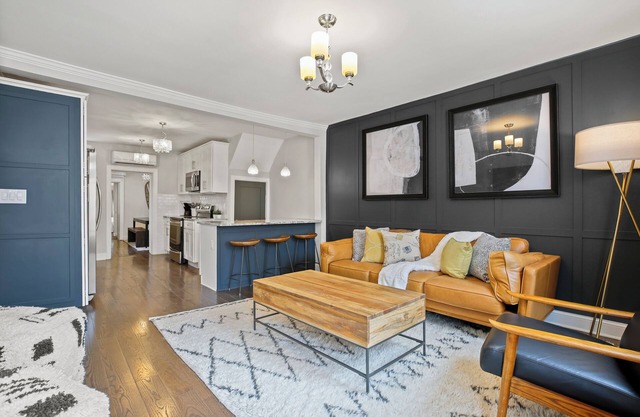 Charming 4-bedroom 1870 row house in Downtown Frederick Near Carroll Creek