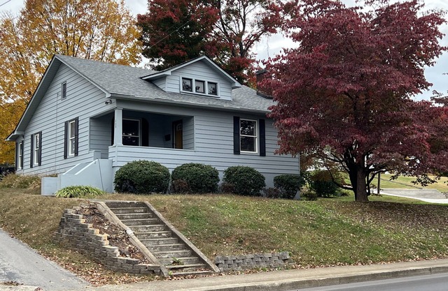 Charming 4 bedroom - 5 minute walk to downtown! (Dog friendly)