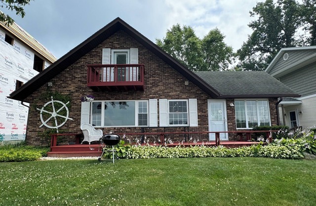 Charming 4-bedroom cottage on fabulous Diamond Lake! Just remodeled! WiFi & AC