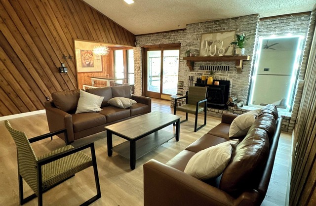Charming 4-bedroom Farmhouse with WiFi, Fire Pit in Longview