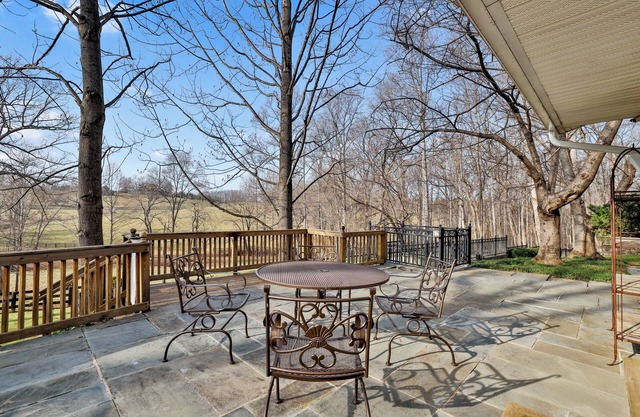 Charming 4-bedroom house with WiFi, Pool, 8+acres in Historic Hunt Country Va.