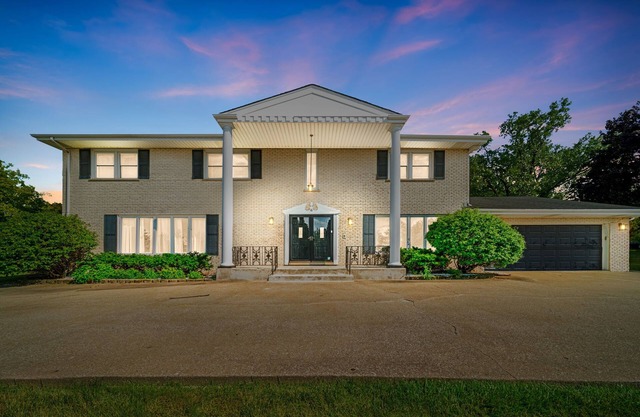 Charming 4-bedroom house with WiFi, AC in upscale Oak Brook,near Oak brook mall