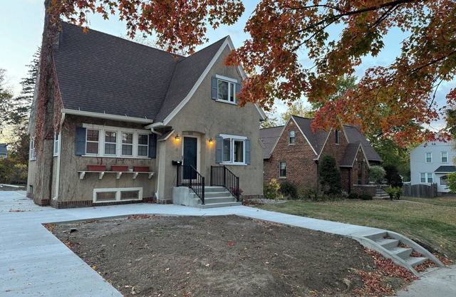 Charming 4-bedroom house with 3 king/1 full beds, 2 full baths, AC, Wifi, Patio