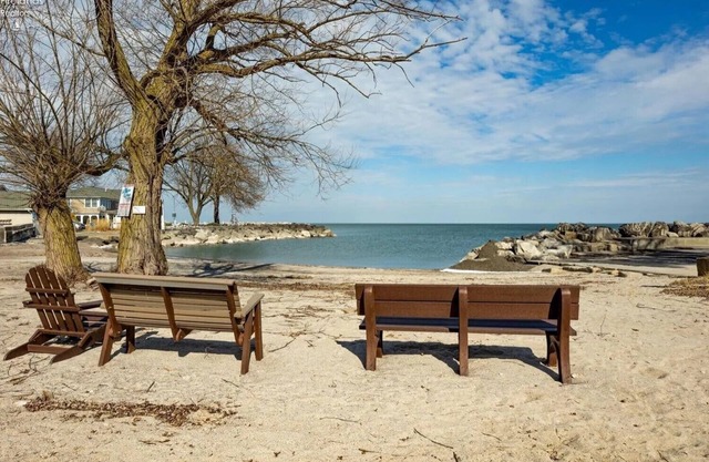 Charming 4-Bedroom House, Amazing Lake Views, Private Beach, Near Cedar Point!