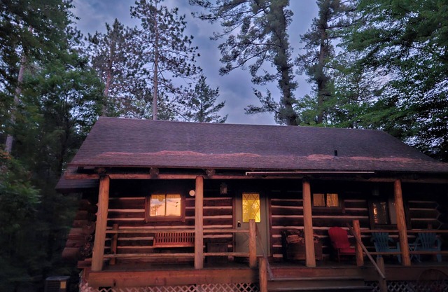 Charming 4+ bedroom log cabin among beautiful tall pines on a small trout stream