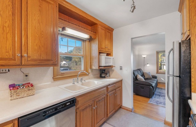 Charming 4-bedroom house with WiFi, AC in enjoyable Cedar Falls