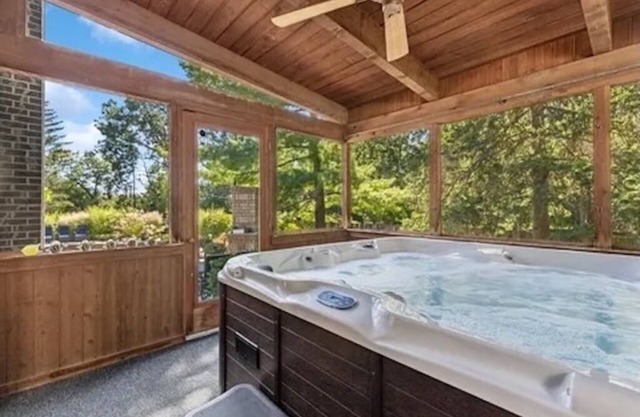 Charming 4-bedroom home close to downtown Libertyville & the Navy Base!