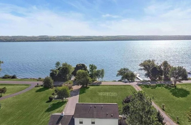 Charming 4-Season Cayuga Lake House near Sheldrake Point!