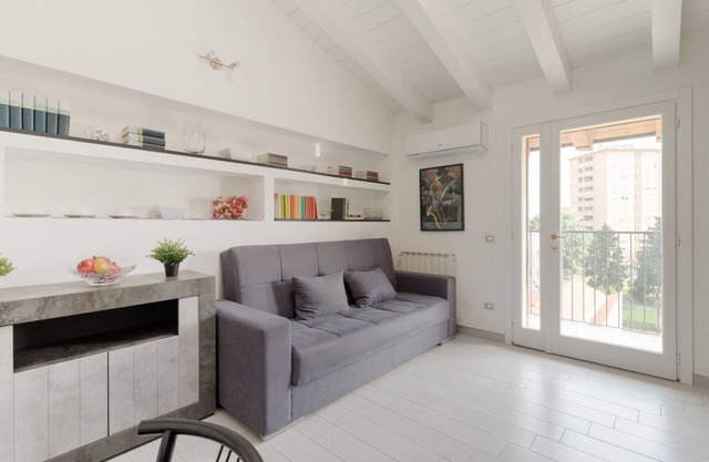 Charming 40 sqm apartment, ideal for up to 2 people, located on the fourth floor of a building with an elevator (NOT accessible to disabled guests).The property is located in Sesto San Giovanni, a residential neighborhood with plenty of amenities. The Se