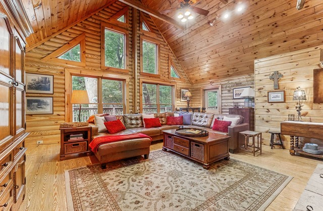 Charming 5BR retreat with Full Kitchen, WIFI, Game Room, and Dog-Friendly