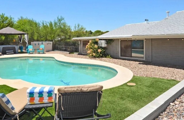 Charming 5BR w/Heated Pool/Hot Tub/BBQ/Mtn Views