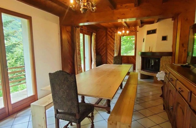 Charming 7-Bedroom House, 2 Bathrooms, Near Free Shuttle, Public Parking
