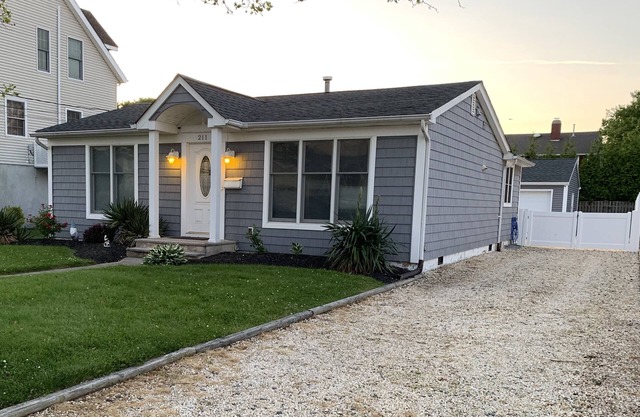 Charming and clean beach house, 1.5 blocks from the sand! 🤩 Spacious game room