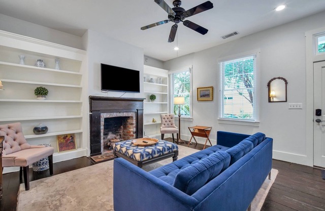 Charming Abode on Quiet Street w/Courtyard and Parking by Lucky Savannah