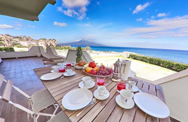 Charming abode on the sea, enchanting views, all comforts, descent to the sea
