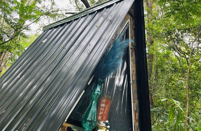 Charming AFrame Tiny home sleep capsule bungalow with AC & WiFi in Great Ocala