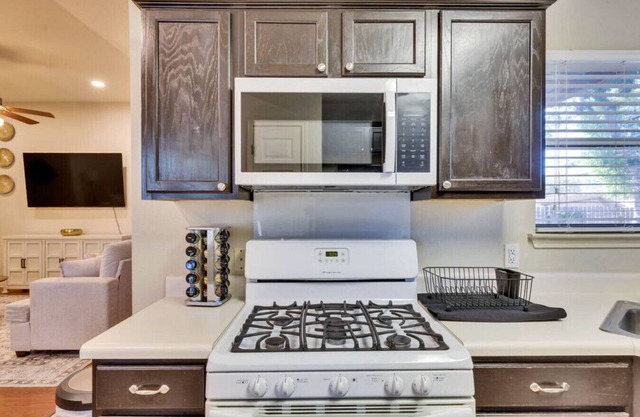 Charming and Comfort 3BR 2BA Retreat in Kyle