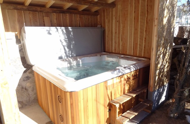 Charming and relaxing cottage with private jacuzzi