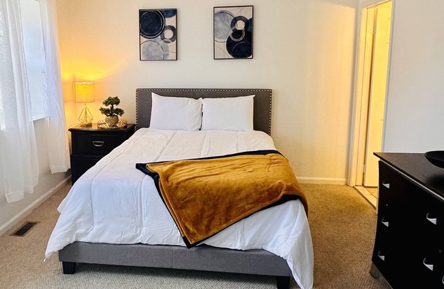 Charming and Spacious 3-Bedroom Townhouse in Prime Location!