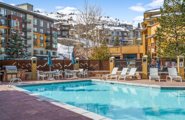 Charming and spacious Sundial Lodge condo in the heart of Canyons Village